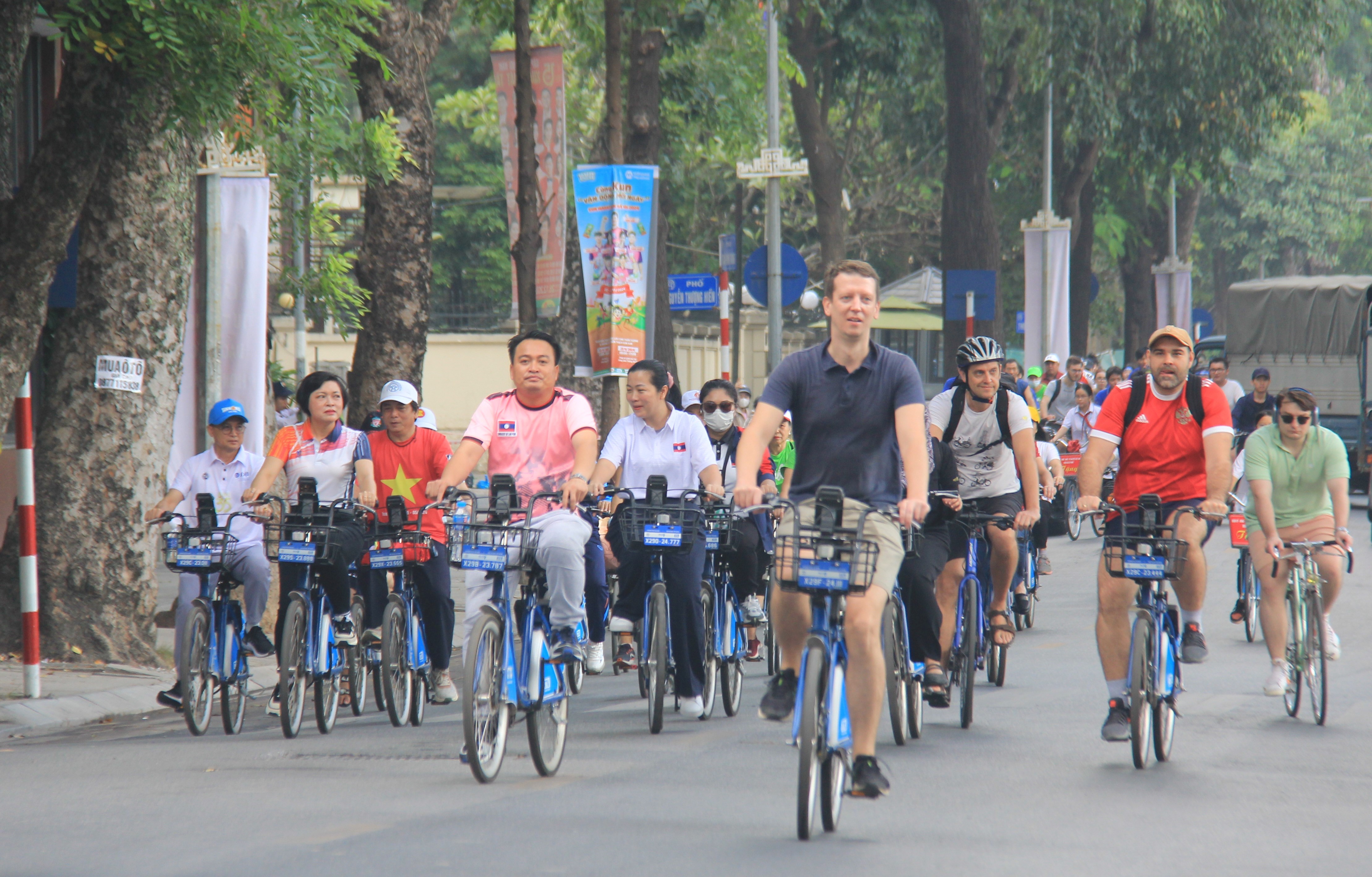 Hà Nội truyền đi thông điệp bảo vệ môi trường qua hành trình xe đạp hữu nghị