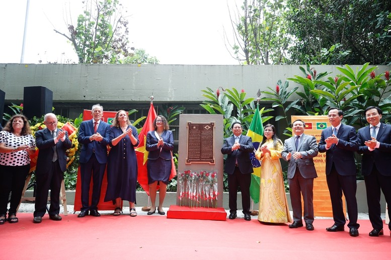 Thủ tướng Phạm Minh Chính và các đại biểu tại lễ khánh thành biển kỷ niệm Chủ tịch Hồ Chí Minh tại thành phố Rio de Janeiro, Brazil. (Ảnh: Báo Chính phủ)