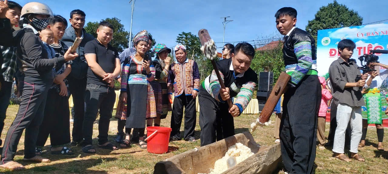 Phần thi dã bánh dày trong lễ hội tôn vinh cây chè tổ và đêm tiệc trà Suối Giàng 2024 vừa tổ chức trong tháng 10/2024.