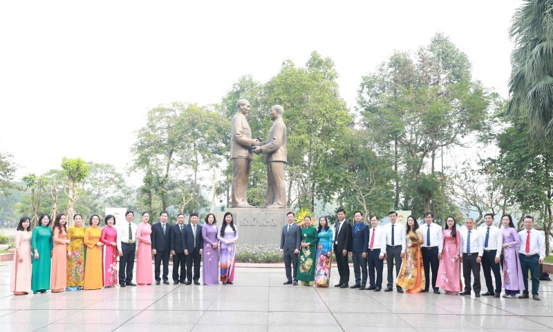 Đoàn đại biểu Ủy ban MTTQ Việt Nam Thành phố chụp ảnh lưu niệm tại tượng đài Bác Hồ - Bác Tôn (Ảnh: T.L).