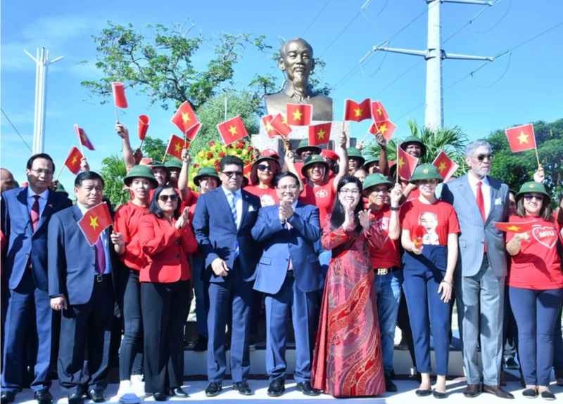 Thủ tướng Phạm Minh Chính dự lễ khánh thành tôn tạo Tượng đài Chủ tịch Hồ Chí Minh tại Thủ đô Santo Domingo