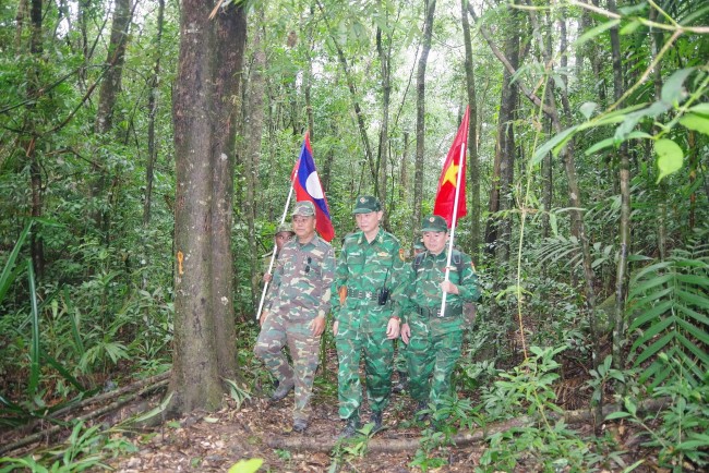 Bộ đội biên phòng Việt - Lào tuần tra song phương bảo vệ biên giới