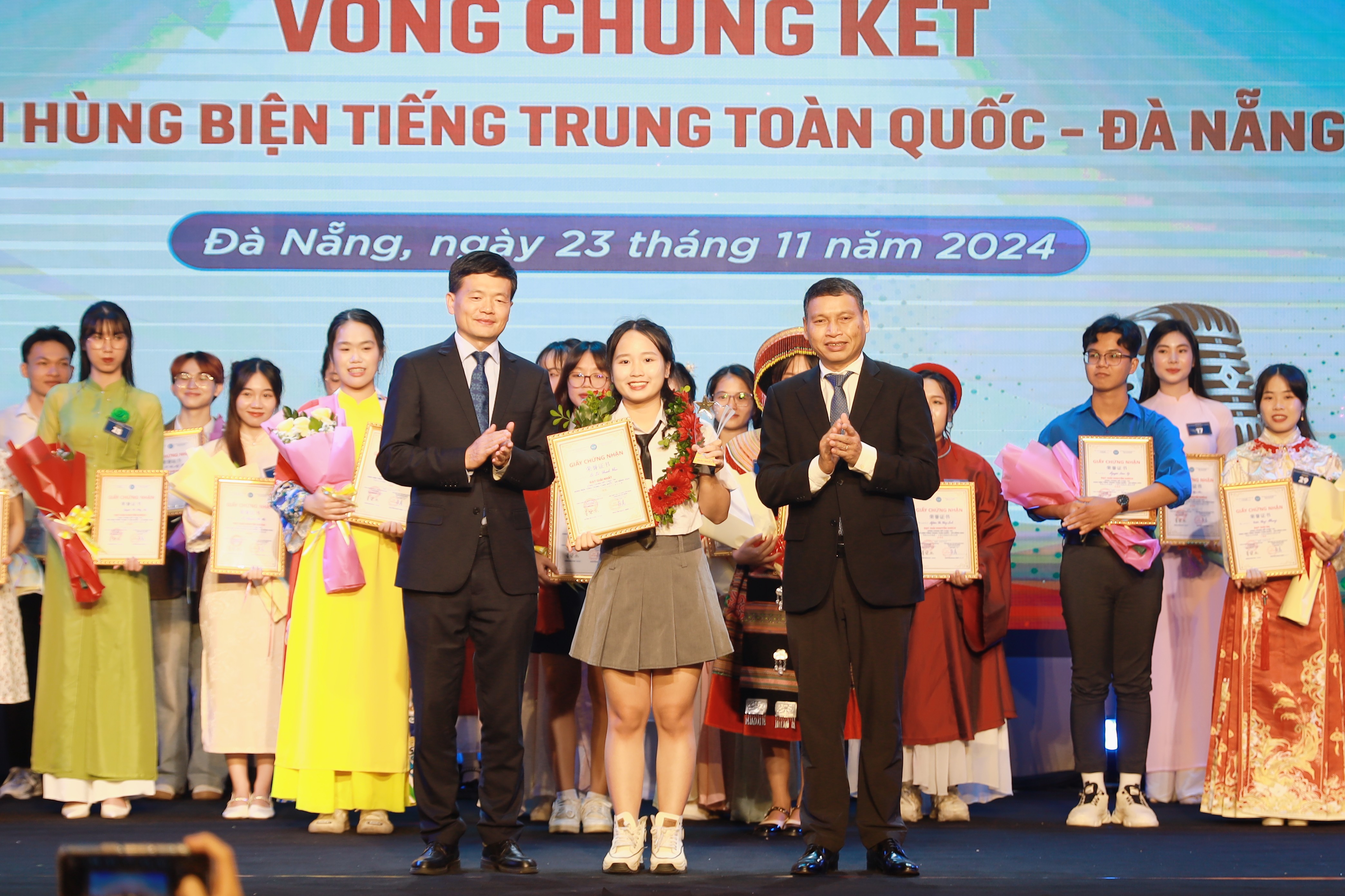 Ban Tổ chức trao giải quán quân Vòng chung kết Cuộc thi hùng biện tiếng Trung toàn quốc - Đà Nẵng 2024 cho thí sinh Lê Vũ Thanh Thảo. (Ảnh: Thu Vân)