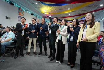 Thanh niên Việt Nam hát vang 
