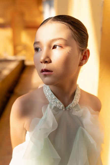 Mẫu nhí "lai Tây" Emily Wagner 9 tuổi rành 4 ngoại ngữ tự tin sải bước trên các sân khấu lớn