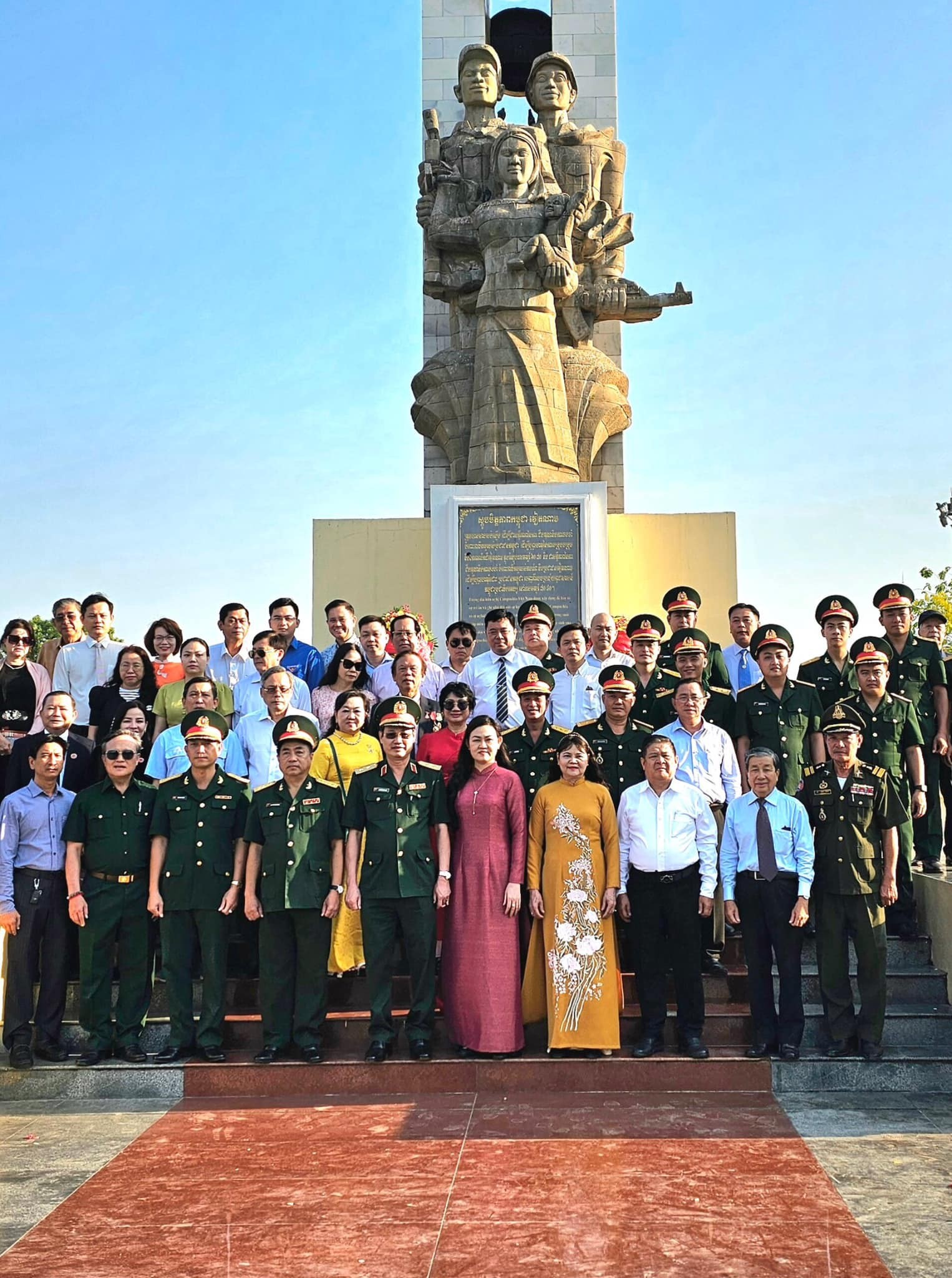 Đoàn đại biểu Bộ Tư lệnh Thành phố Hồ Chí Minh và Hội hữu nghị Việt Nam - Campuchia Thành phố đặt vòng hoa tại tượng đài hữu nghị Việt Nam - Campuchia thủ đô Phnom Penh, tháng 4/2024. (Ảnh: Nguyễn Nam)