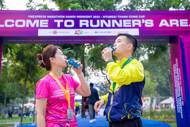 Runner trải nghiệm Sữa hạt cao đạm Vinamilk trong race-kit..