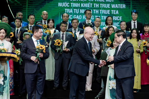 Ông Ngô Minh Hải, Chủ tịch HĐQT Tập đoàn TH nhận biểu trưng Thương hiệu Quốc gia từ Thủ tướng Chính phủ Phạm Minh Chính 