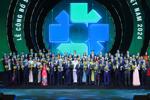 Thủ tướng Phạm Minh Chính cùng Bộ trưởng Bộ Công Thương Nguyễn Hồng Diên chụp ảnh lưu niệm với các doanh nghiệp vinh dự nhận danh hiệu Thương hiệu Quốc gia năm 2024. Ảnh: VGP/Nhật Bắc.