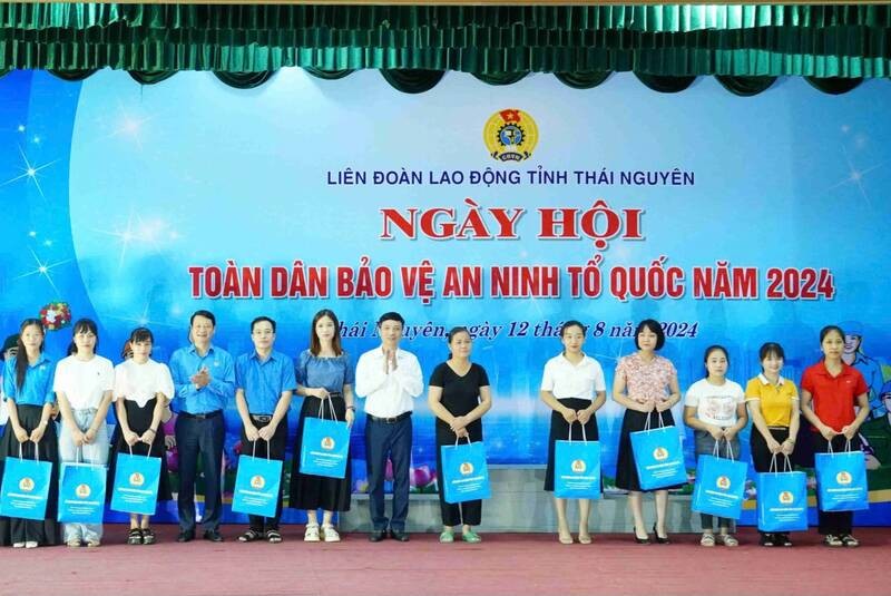 Tặng quà cho các đoàn viên có hoàn cảnh khó khăn (Ảnh: T.L).