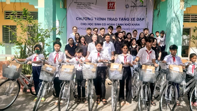 Tổ chức Saigon Children’s Charity trao tặng xe đạp cho học sinh huyện Phụng Hiệp (Hậu Giang)