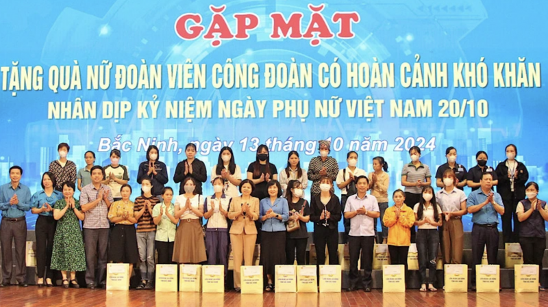 Nhiều phần quà ý nghĩa đã được gửi tặng các nữ đoàn viên công đoàn dịp này (Ảnh: T.L)