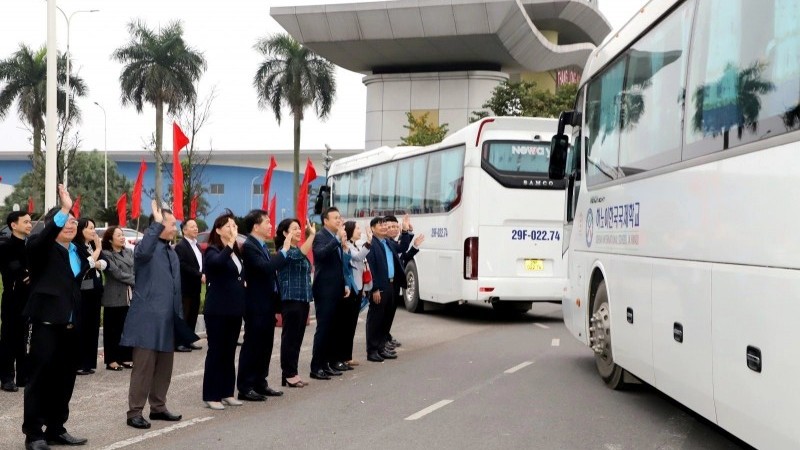 Tổ chức xe đưa đón công nhân về quê đón Tết Ất Tỵ