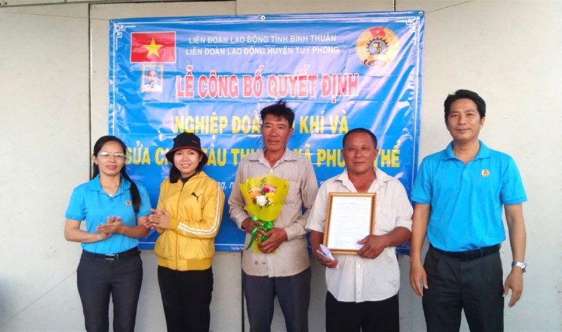 Ông Lê Ngọc Linh - Chủ tịch Liên đoàn Lao động huyện Tuy Phong trao Quyết định thành lập nghiệp đoàn cho ban chấp hành lâm thời (Ảnh: T.L). Ông Lê Ngọc Linh - Chủ tịch Liên đoàn Lao động huyện Tuy Phong trao Quyết định thành lập nghiệp đoàn cho ban chấp hành lâm thời (Ảnh: T.L).