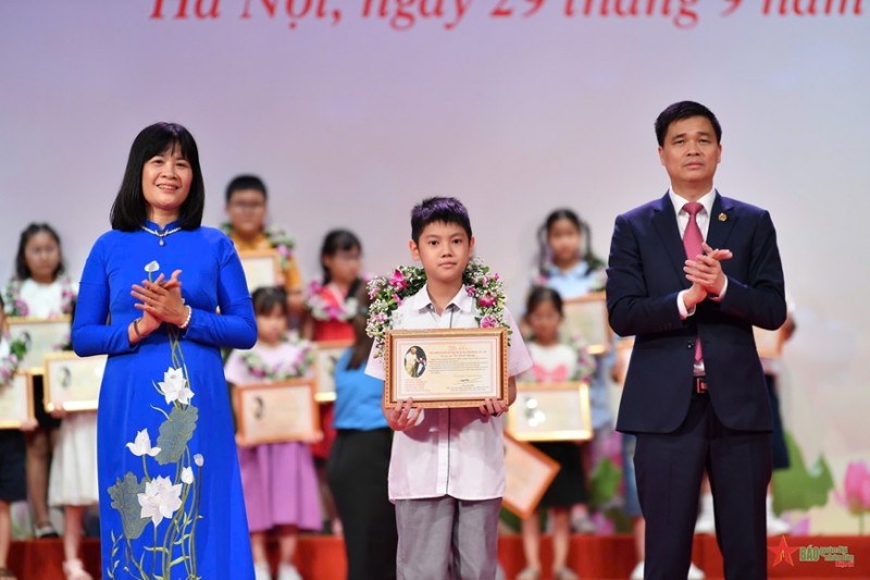 Công đoàn Viên chức Việt Nam: Tuyên dương gần 1.400 học sinh đạt giải quốc gia, quốc tế