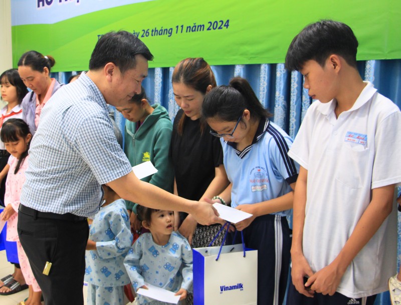 Ông Đỗ Thanh Tuấn, đại diện Vinamilk, trao hỗ trợ và các món quà đến các bệnh nhi tại chương trình “Cứu trẻ em bị bệnh tim bẩm sinh” năm 2025