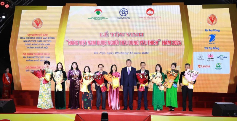 Chủ tịch UBND TP. Hà Nội Nguyễn Mạnh Quyền và Chủ tịch Ủy ban MTTQ Việt Nam TP. Hà Nội Nguyễn Lan Hương tặng hoa cho Ban Giám khảo (Ảnh: T.L). Chủ tịch UBND TP. Hà Nội Nguyễn Mạnh Quyền và Chủ tịch Ủy ban MTTQ Việt Nam TP. Hà Nội Nguyễn Lan Hương tặng hoa cho Ban Giám khảo (Ảnh: T.L).