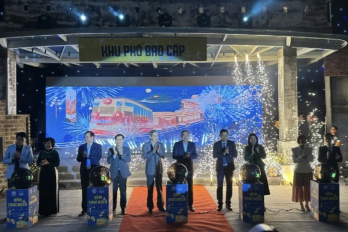 Các đại biểu khai mạc chuỗi hoạt động trong chương trình Khai mạc Chương trình quảng bá du lịch đêm Hà Nội 2024