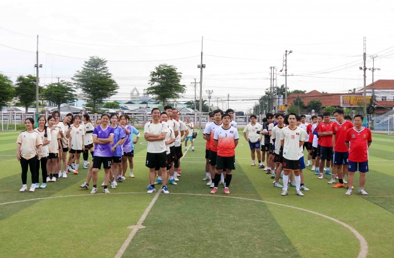 Trường Đại học Cửu Long tổ chức giao lưu bóng đá lưu học sinh Lào