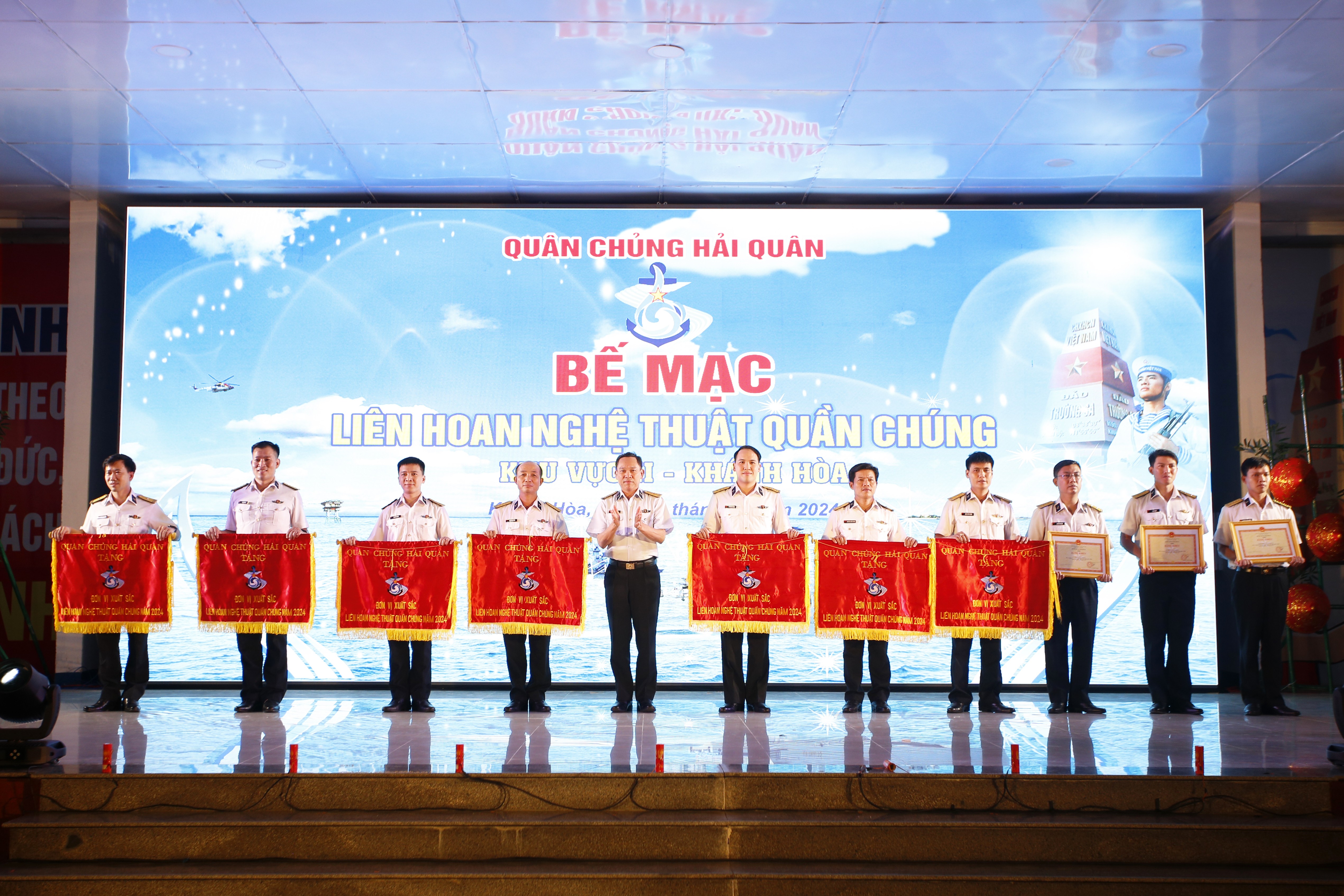 5. Đại tá Hồ Thanh Hoàn, Phó Chủ nhiệm Chính trị Hải quân, Phó Trưởng ban Tổ chức liên hoan trao Cờ đơn vị xuất sắc và Bằng khen cho các đơn vị