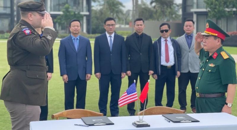 ban giao 2 hom dung hai cot quan nhan hoa ky
