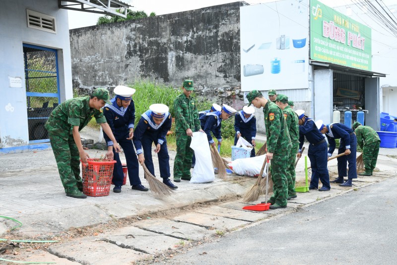 Hàng trăm cán bộ, chiến sĩ và người dân Phú Quốc cùng làm sạch môi trường