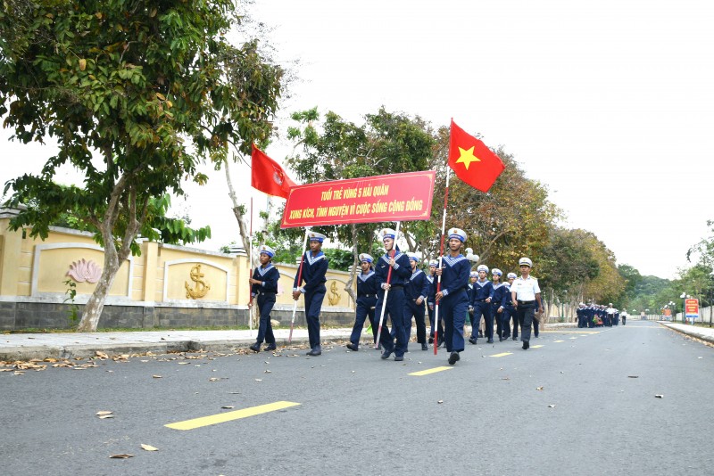 Hàng trăm cán bộ, chiến sĩ và người dân Phú Quốc cùng làm sạch môi trường