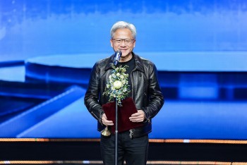 Hội đồng Giải thưởng VinFuture nói gì về quyết định vinh danh CEO NVIDIA?