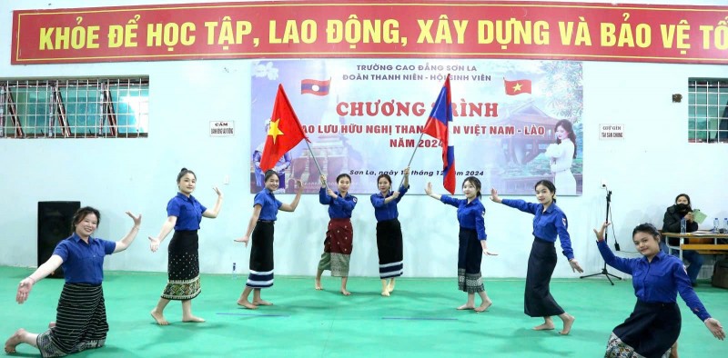 Nhiều hoạt động giao lưu vun đắp tình hữu nghị Việt - Lào