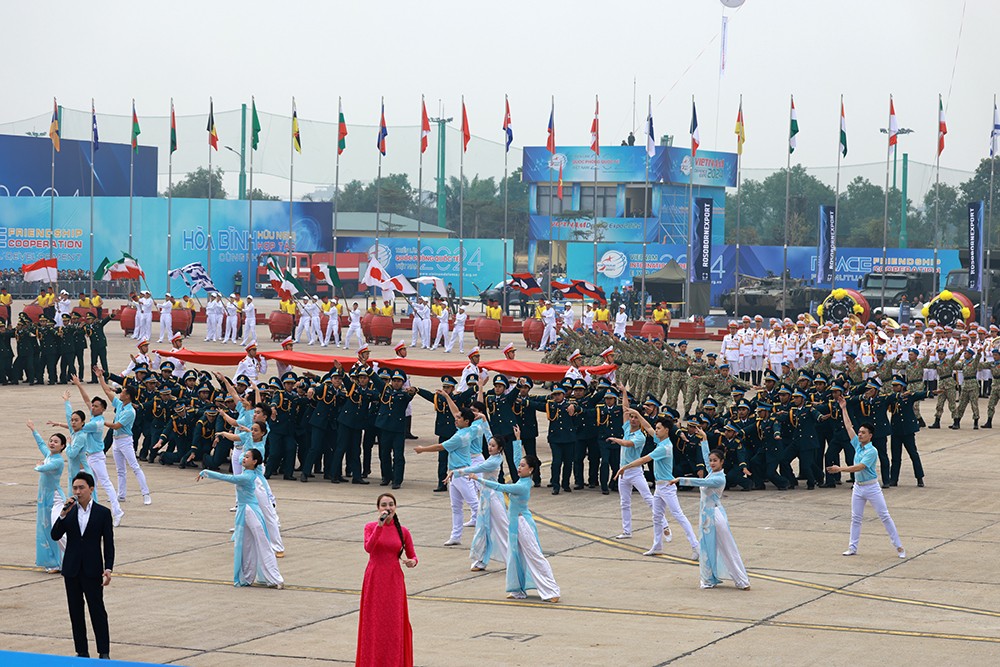 Hai khinh khí cầu treo cờ Tổ quốc Việt Nam bay nổi bật chính giữa xuyên suốt phần trình diễn nghệ thuật.