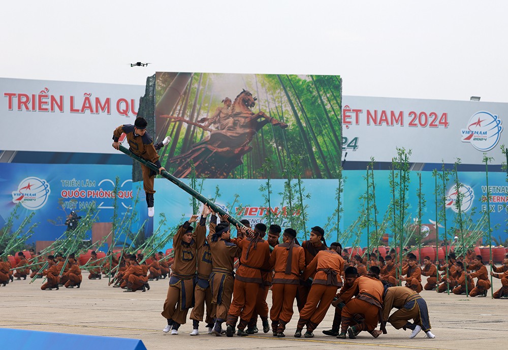 Sau phần nghệ thuật là phần lễ với sự tham dự của lãnh đạo Đảng, Nhà nước, Quân đội, đại biểu trong nước và quốc tế. Dự kiến lãnh đạo Đảng, Nhà nước sẽ có bài phát biểu chào mừng Triển lãm. Các đại biểu sau đó sẽ nhấn nút khai mạc. (Ảnh: Bộ Quốc phòng)