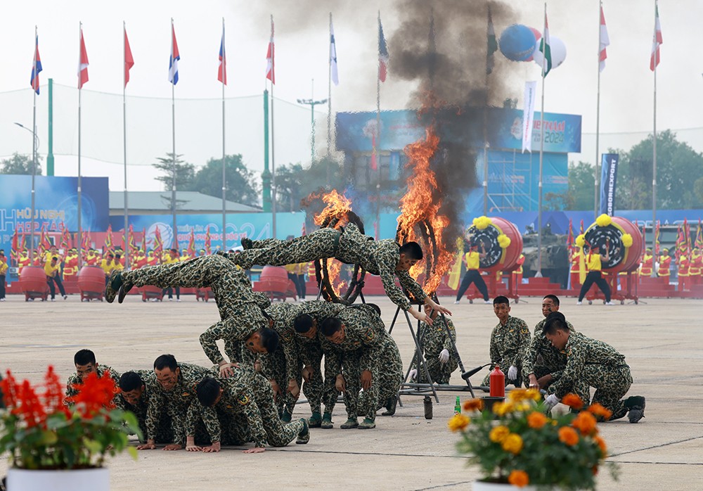 các cán bộ, chiến sĩ đặc công trình diễn võ thuật gồm các bài quyền trận, đối kháng, sử dụng vũ khí kèm theo như mã tấu, côn, súng, nhảy qua lửa...