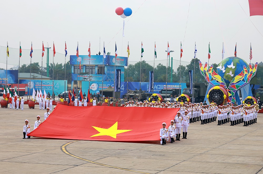 Thượng tướng Hoàng Xuân Chiến - Thứ trưởng Bộ Quốc phòng - đã dành những lời khen ngợi, động viên cho toàn thể các cán bộ, chiến sĩ tham gia luyện tập chuẩn bị cho Triển lãm Quốc phòng quốc tế Việt Nam 2024, cùng với đó là những góp ý để buổi lễ chính thức diễn ra đạt chất lượng tốt nhất.