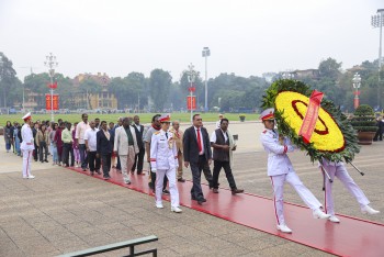 [Ảnh] Đoàn đại biểu nhân dân Ấn Độ đặt vòng hoa, viếng Lăng Chủ tịch Hồ Chí Minh