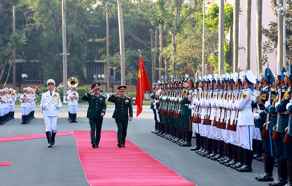 Đại tướng Phan Văn Giang và Thượng tướng Khamliang Outhakaysone duyệt Đội Danh dự Quân đội nhân dân Việt Nam.