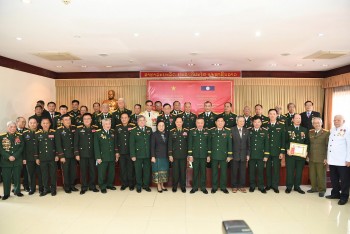 Lào trao tặng huân, huy chương cho cựu quân tình nguyện, cựu chuyên gia quân sự Việt Nam