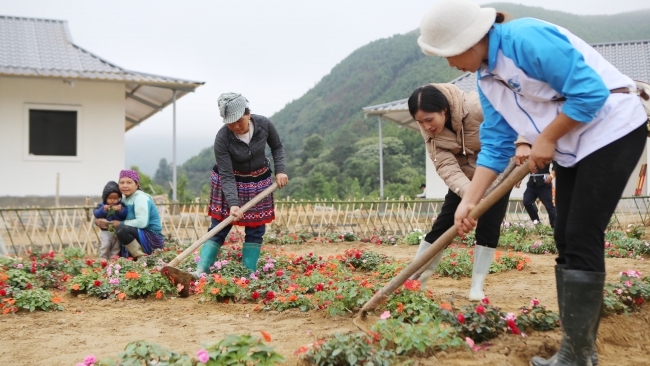 Người dân Làng Nủ về nhà mới