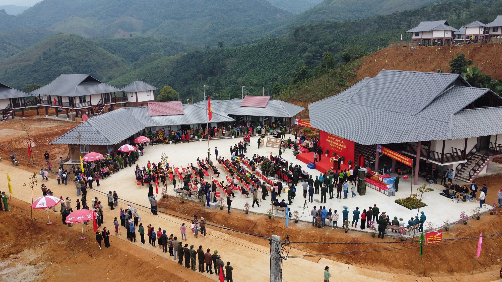 Nhà văn hóa, điểm trường thôn Làng Nủ được xây dựng khang trang. (Ảnh: Báo Lào Cai)