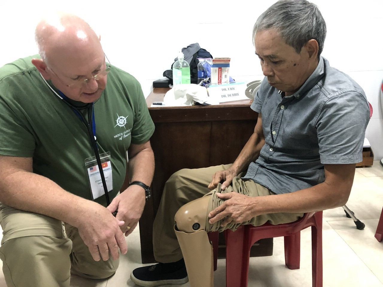 Bác sĩ tổ chức Medical Outreach of America (MOA) khám bệnh cho người khuyết tật và nạn nhân chất độc da cam tại Quảng Nam, tháng 10/2024.