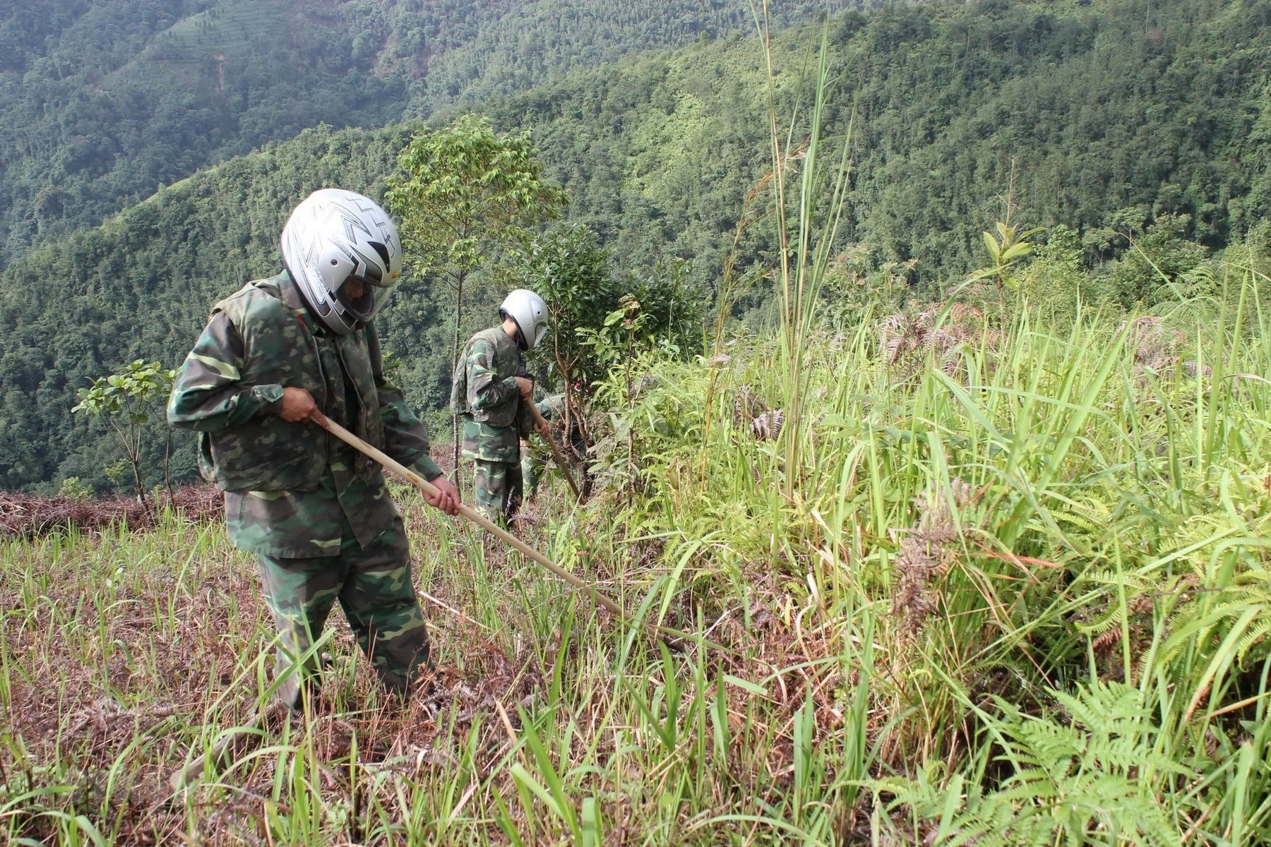 Rà phá bom mìn ở Quảng Nam. (Ảnh minh họa: KT)