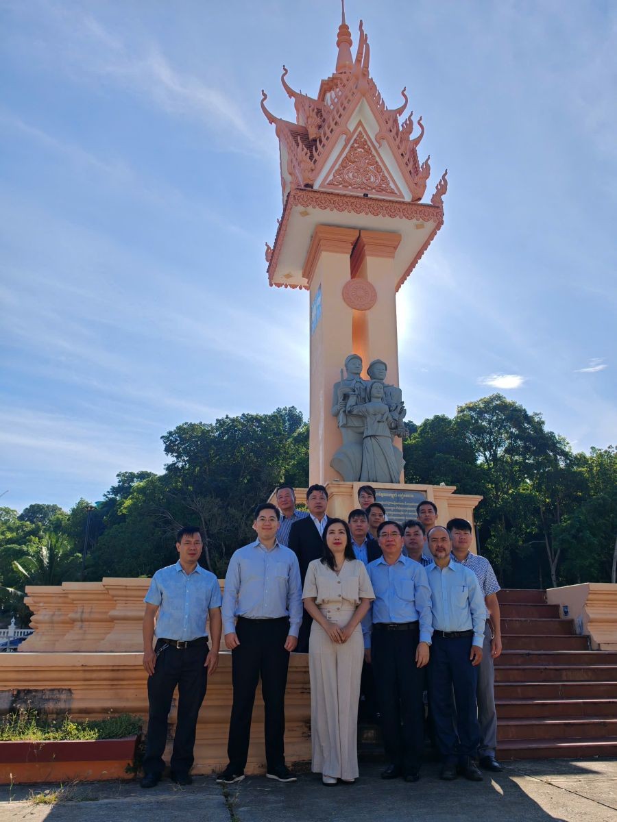 Đoàn dâng hoa tại Tượng đài hữu nghị Campuchia - Việt Nam tại thành phố Preah Sihanouk, tỉnh Preah Sihanouk