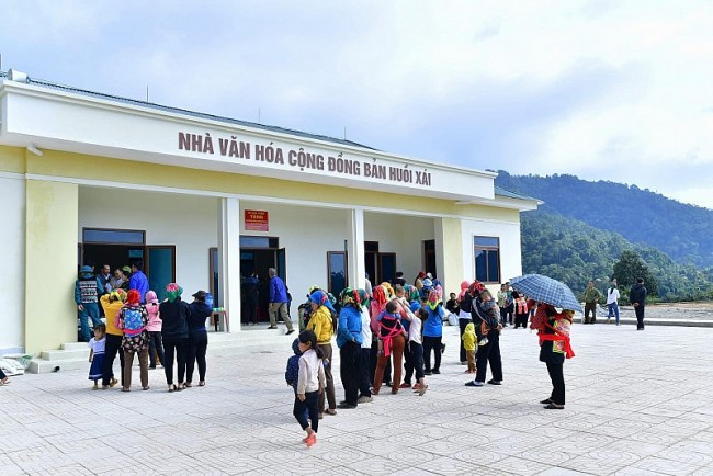 Bàn giao Nhà văn hóa cộng đồng cho đồng bào dân tộc Mông ở bản Huồi Xái (Nghệ An)