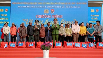 dak lak nhieu phan qua danh tang gia dinh co cong nguoi co hoan canh kho khan