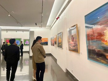 Triển lãm "Bữa tiệc ánh sáng" của họa sĩ Hàn Quốc Julia Oh tại Việt Nam