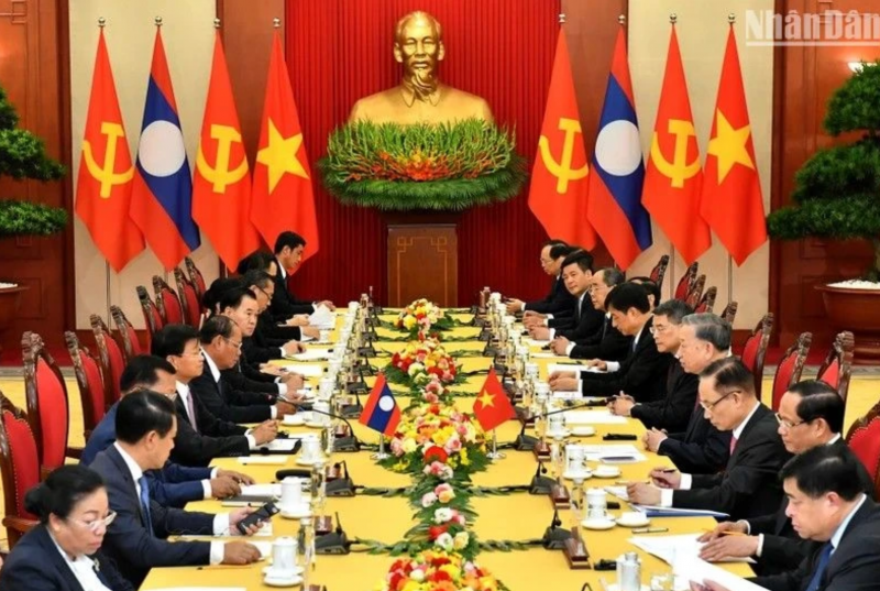 luon coi trong va uu tien phat trien moi quan he dac biet viet nam lao
