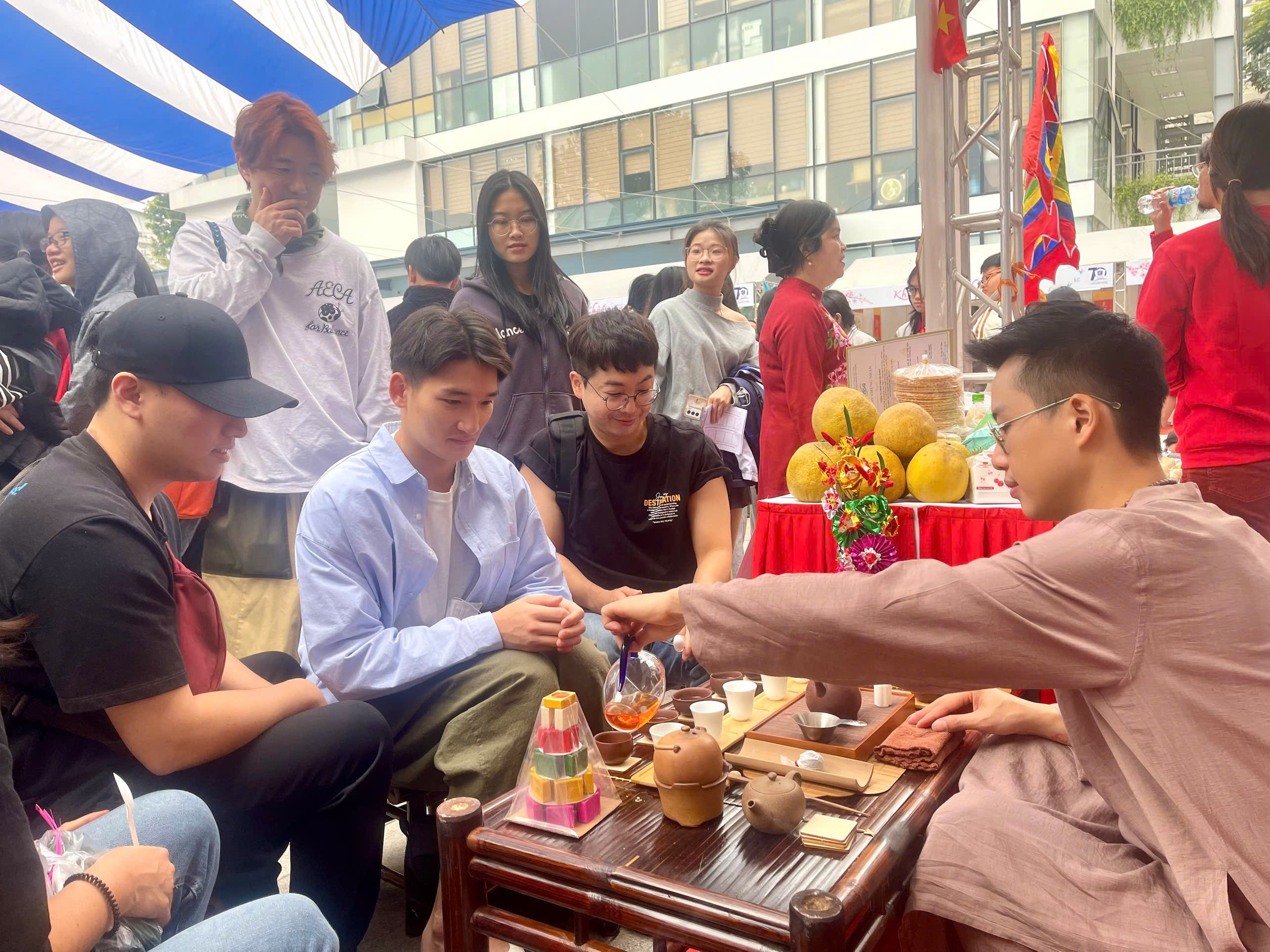 Sinh viên quốc tế chơi ô ăn quan, nhảy bao bố ... khám phá Tết Việt