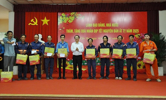 100 suất quà Tết cho đoàn viên, người lao động hoàn cảnh khó khăn tại Cần Thơ