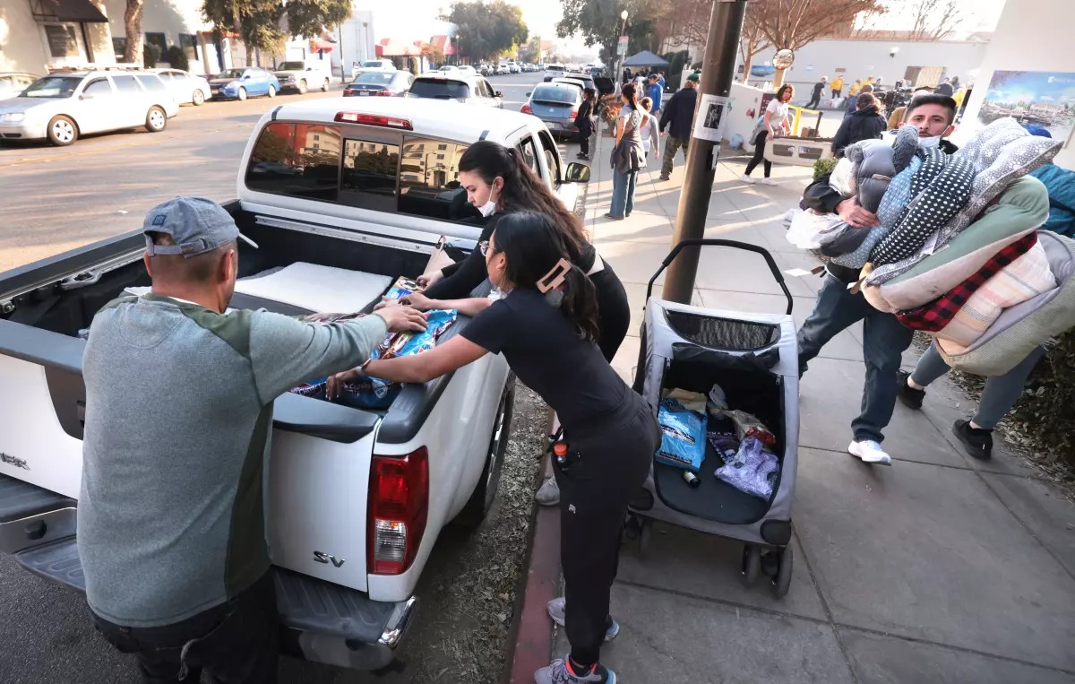 Khắp miền Nam California, hàng nghìn người đã quyên góp thực phẩm, tiền bạc, quần áo và cả thời gian để hỗ trợ các nạn nhân vụ cháy. Trong ảnh, các tình nguyện viên đang vận chuyển hàng hóa quyên góp tại Hội Bảo vệ Động vật Pasadena, ngày 11/1/2025. (Ảnh: Thời báo Los Angeles) Khắp miền Nam California, hàng nghìn người đã quyên góp thực phẩm, tiền bạc, quần áo và cả thời gian để hỗ trợ các nạn nhân vụ cháy. Trong ảnh, các tình nguyện viên đang vận chuyển hàng hóa quyên góp tại Hội Bảo vệ Động vật Pasadena, ngày 11/1/2025. (Ảnh: Thời báo Los Angeles)