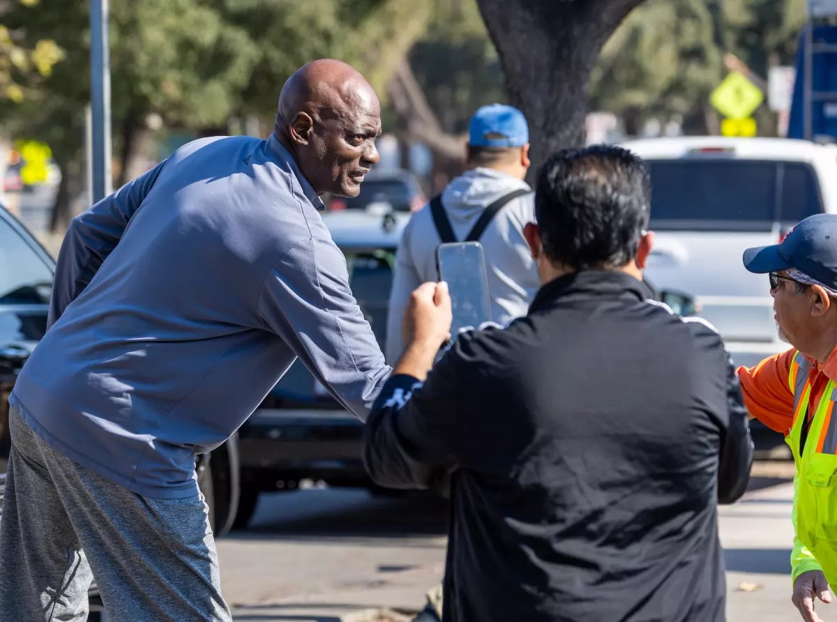 Huấn luyện viên đội bóng rổ Los Angeles Lakerss, Michael Cooper (bên trái), chào đón các tình nguyện viên và người dân mang đồ quyên góp đến một địa điểm tập trung lớn bên ngoài Rose Bowl. (Ảnh: Los Angeles Times) Huấn luyện viên đội bóng rổ Los Angeles Lakerss, Michael Cooper (bên trái), chào đón các tình nguyện viên và người dân mang đồ quyên góp đến một địa điểm tập trung lớn bên ngoài Rose Bowl. (Ảnh: Los Angeles Times)
