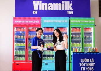 vinamilk phuc vu mien phi san pham cho nguoi dan check in tai cac ga metro ben thanh suoi tien